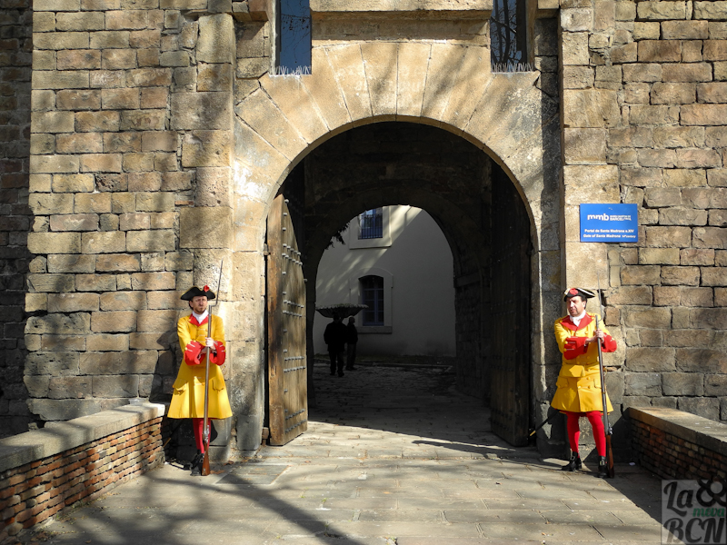 porte de Santa Madrona gardée par la Coronela de Barcelone